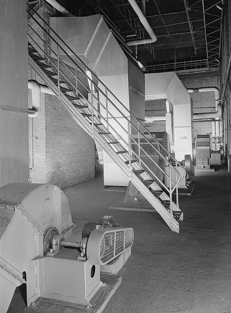 Firminy : chaufferie urbaine (Jean Kling), vue intérieure avec un escalier