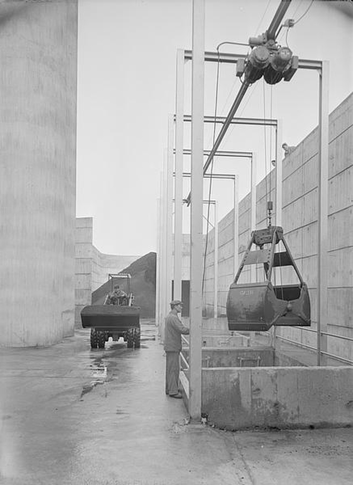 Firminy : chaufferie urbaine (Jean Kling), vue extérieure, deux ouvriers au travail
