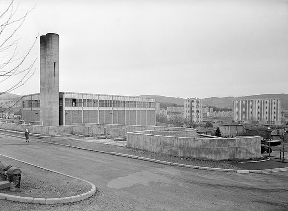Firminy : chaufferie urbaine (Jean Kling), vue d'ensemble avec les deux cheminées