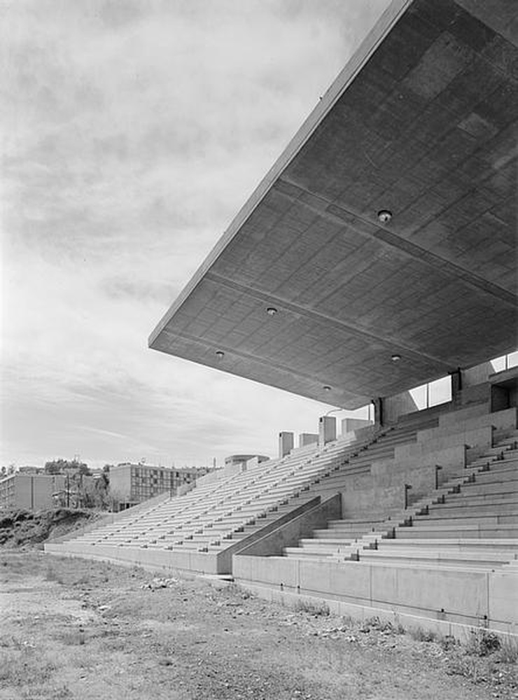 Firminy-vert : stade Le Corbusier, vue partielle des gradins, chantier