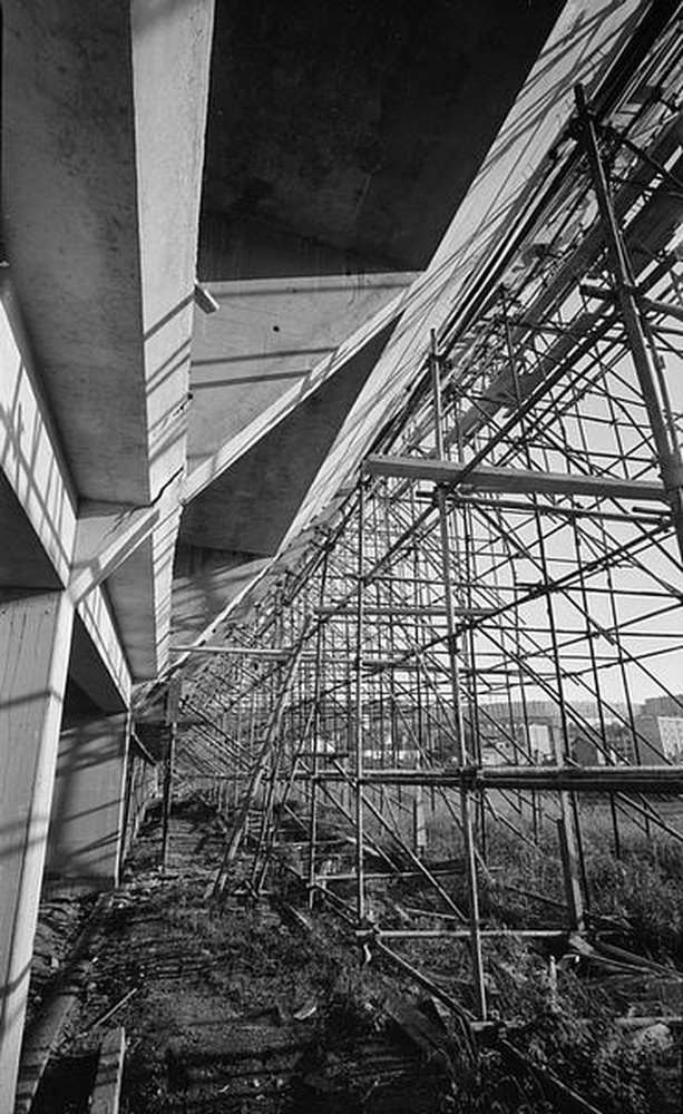 Firminy-vert : maison de la culture Le Corbusier, façade ouest, détail des échafaudages