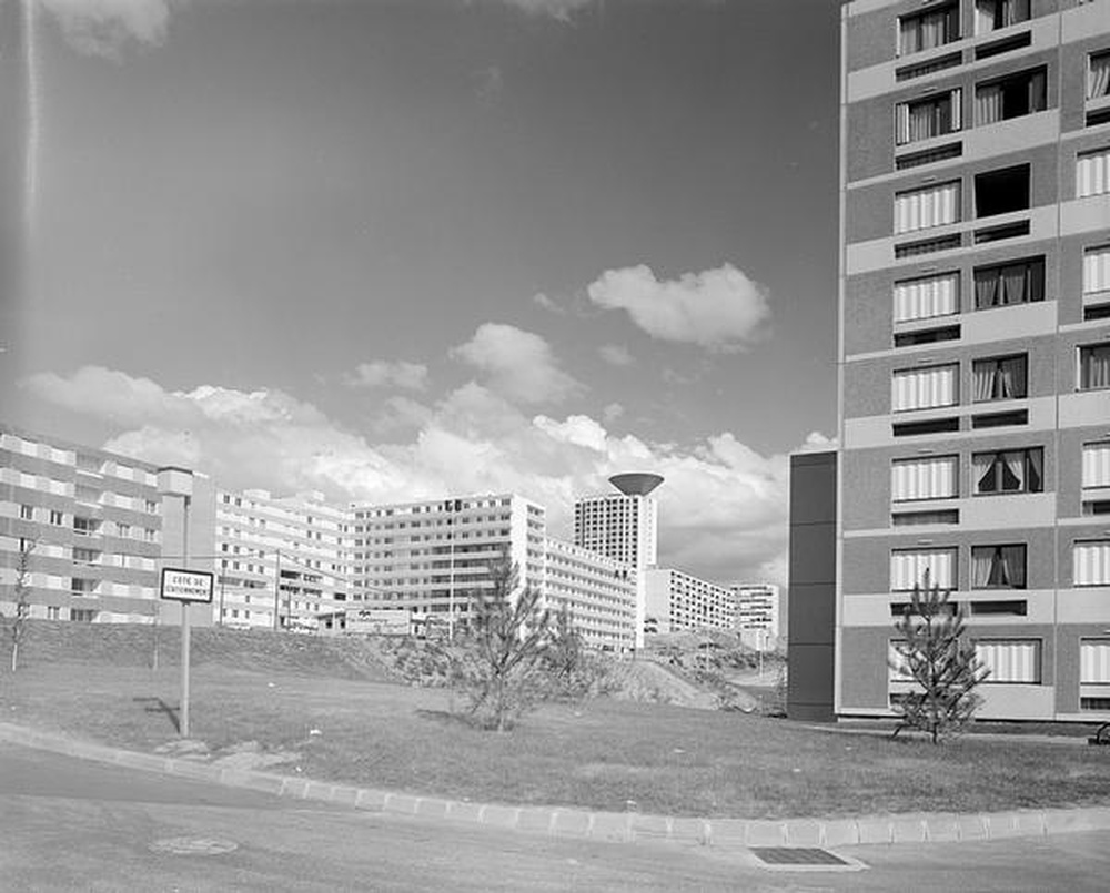 Saint-Etienne : Montreynaud, tour "Plein ciel" et immeubles