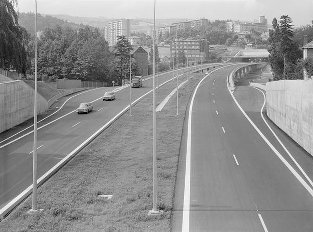 Saint-Etienne : Rond-Point, vue de l'autoroute et des alentours, tunnel et immeubles