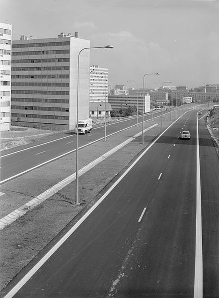 Saint-Etienne : Rond-Point, vue de l'autoroute