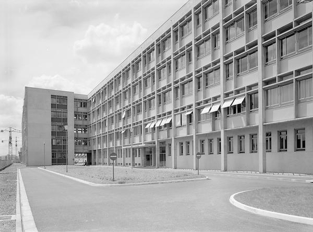 Saint-Etienne : Portail Rouge, Collège du Portail Rouge, vue partielle du parking et des bâtiments