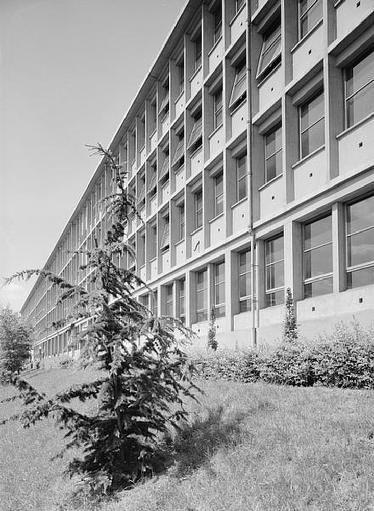 Saint-Etienne : Portail Rouge, lycée du Portail Rouge, vue partielle de la façade