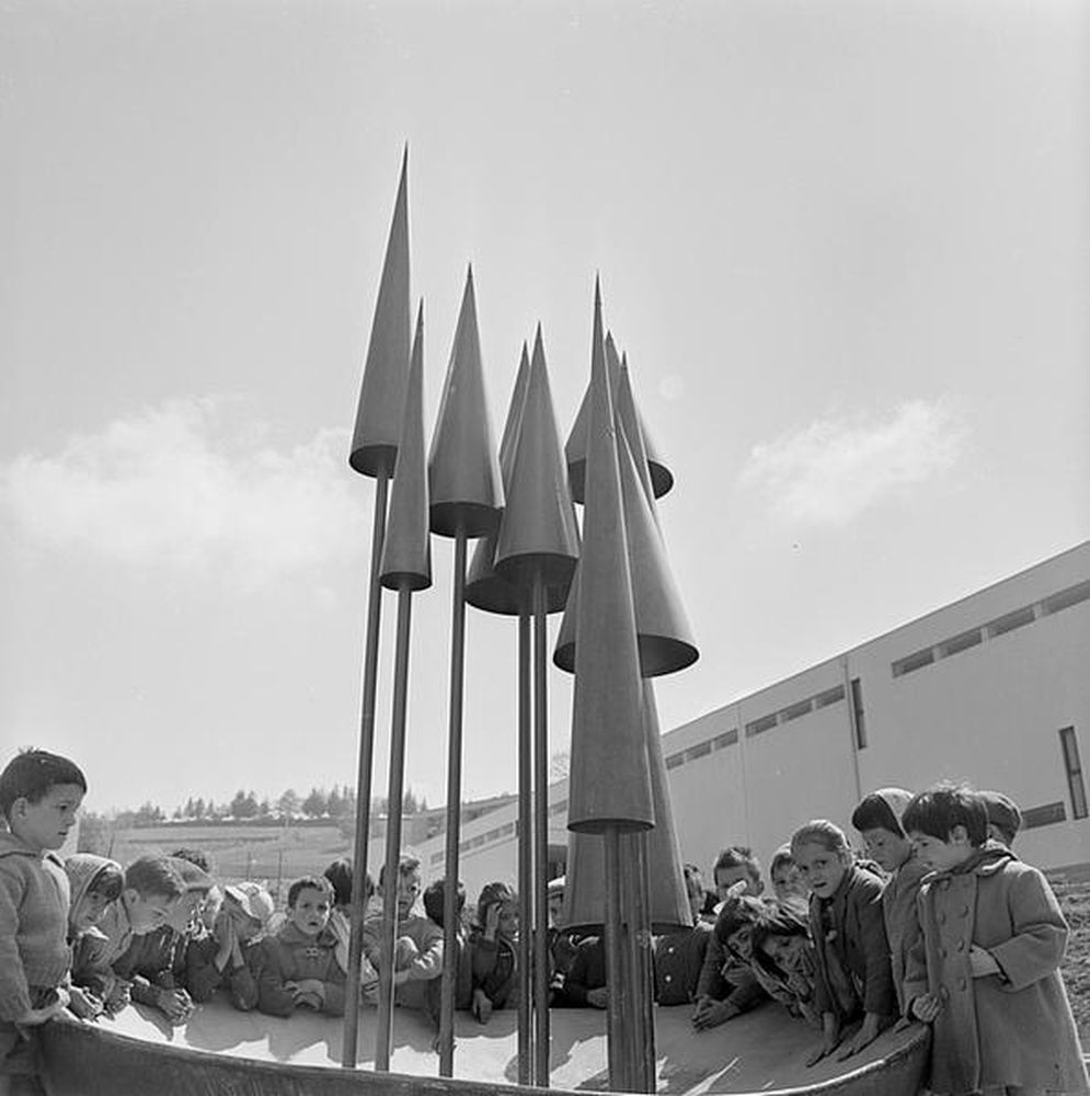 Firminy-Vert : école maternelle des Noyers (Marcel Roux), enfants groupés autour de la sculpture d'Alicia Penalba