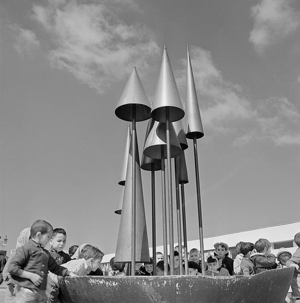 Firminy-Vert : école maternelle des Noyers (Marcel Roux), enfants groupés autour de la sculpture d'Alicia Penalba