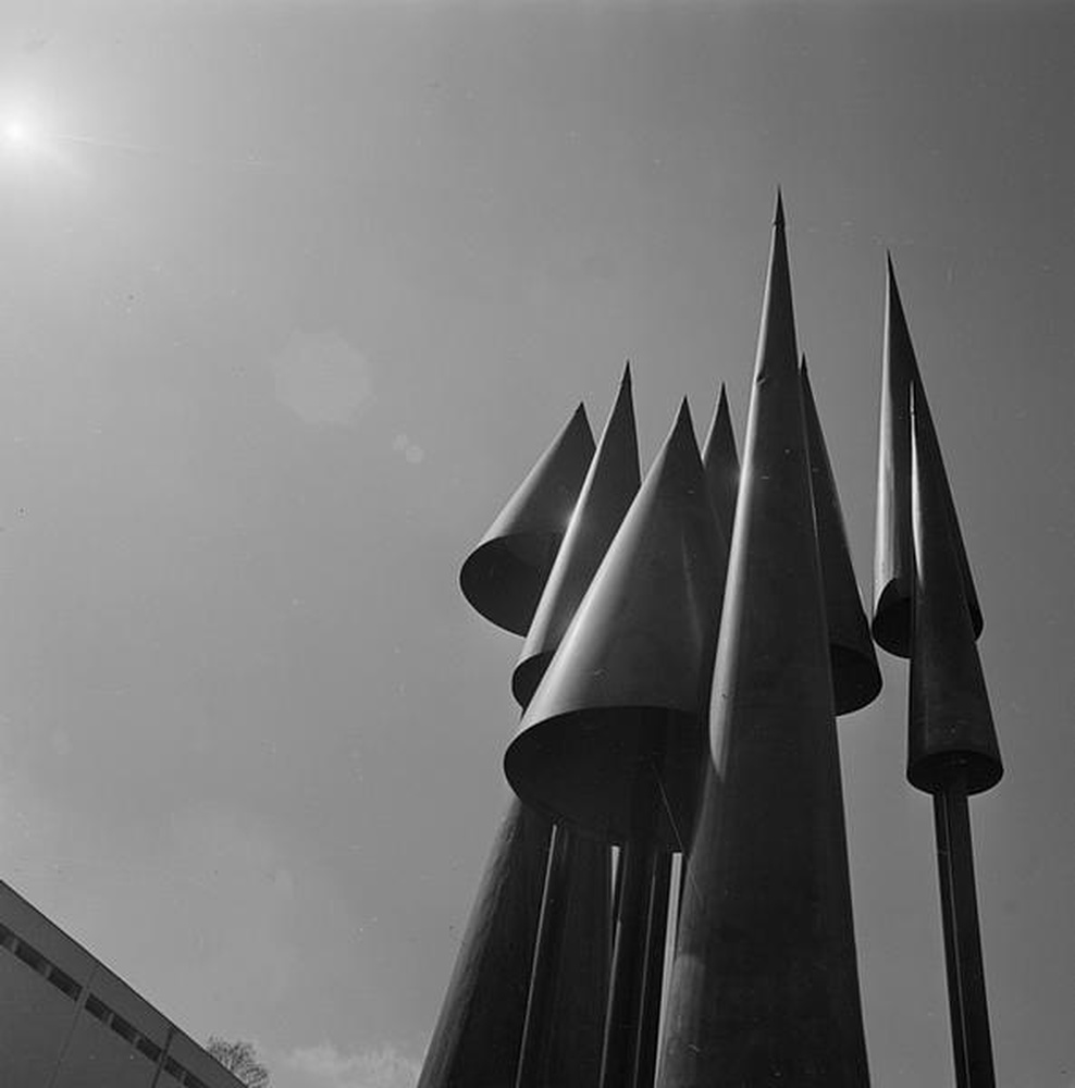 Firminy-Vert : école maternelle des Noyers (Marcel Roux), détail de la sculpture d'Alicia Penalba