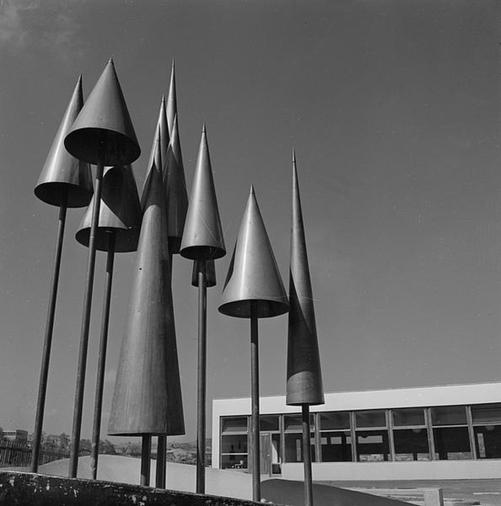 Firminy-Vert : école maternelle des Noyers (Marcel Roux), vue partielle de la sculpture d'Alicia Penalba et de l'école