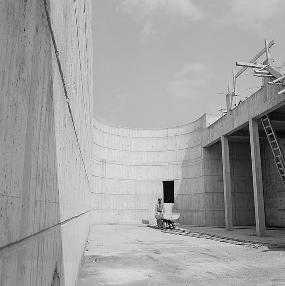 Firminy : chaufferie urbaine (Jean Kling), vue extérieure de chantier, ouvrier au travail