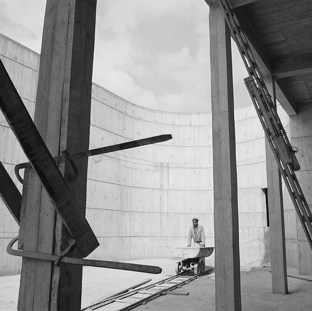 Firminy : chaufferie urbaine (Jean Kling), vue extérieure de chantier, ouvrier au travail