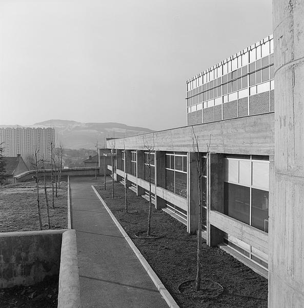 Firminy : chaufferie urbaine (Jean Kling), vue partielle de l'une des façades et des alentours