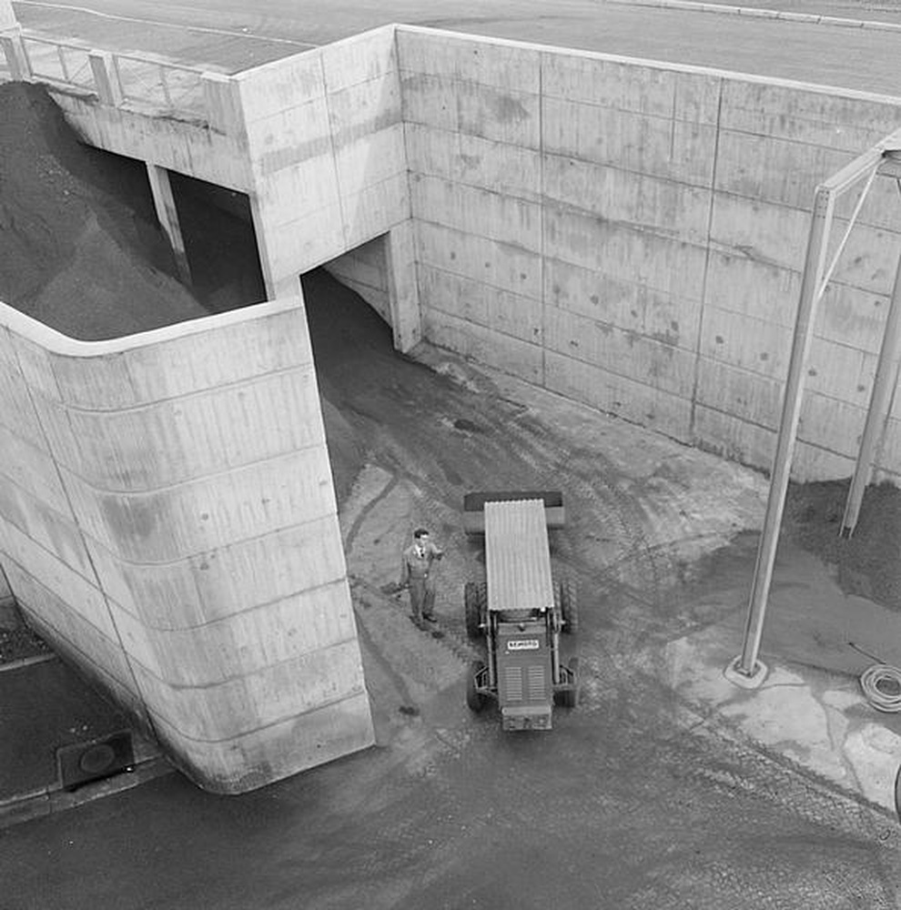 Firminy : chaufferie urbaine (Jean Kling), vue extérieure, ouvrier au travail