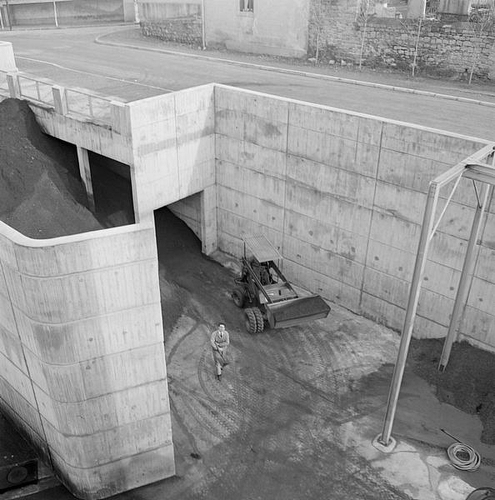Firminy : chaufferie urbaine (Jean Kling), vue extérieure, ouvrier au travail