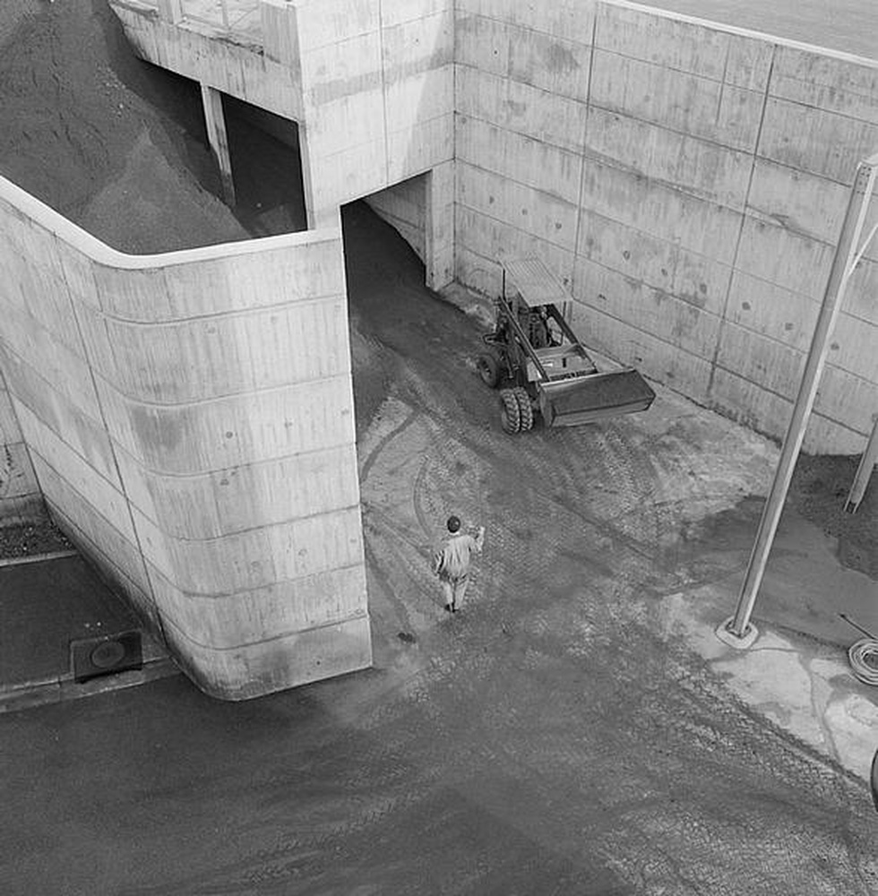 Firminy : chaufferie urbaine (Jean Kling), vue extérieure, ouvrier au travail