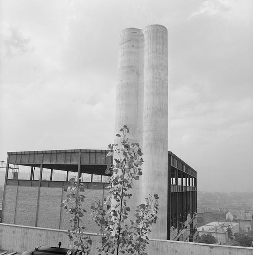 Firminy : chaufferie urbaine (Jean Kling), vue d'une partie du bâtiment et des deux cheminées