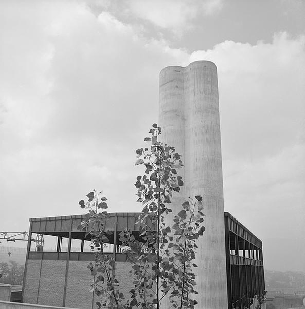 Firminy : chaufferie urbaine (Jean Kling), vue d'une partie du bâtiment et des deux cheminées