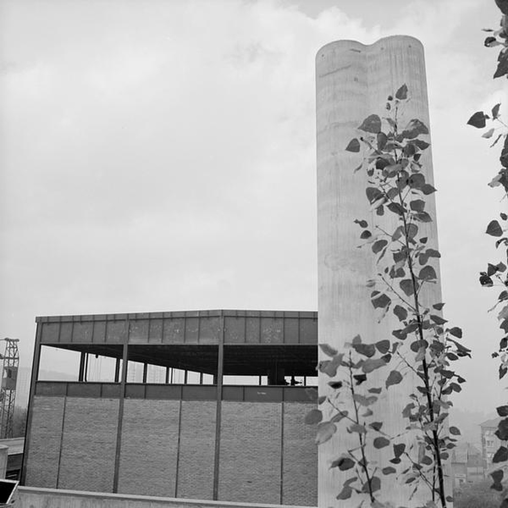 Firminy : chaufferie urbaine (Jean Kling), vue d'une partie du bâtiment et des deux cheminées