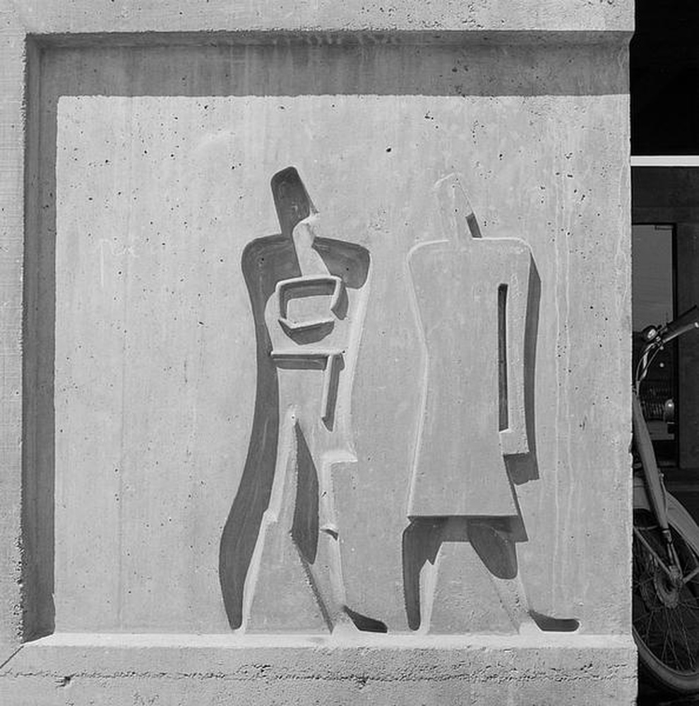 Firminy-vert : unité d'habitation Le Corbusier, bas-relief sur la façade Est du hall d'accueil, le couple