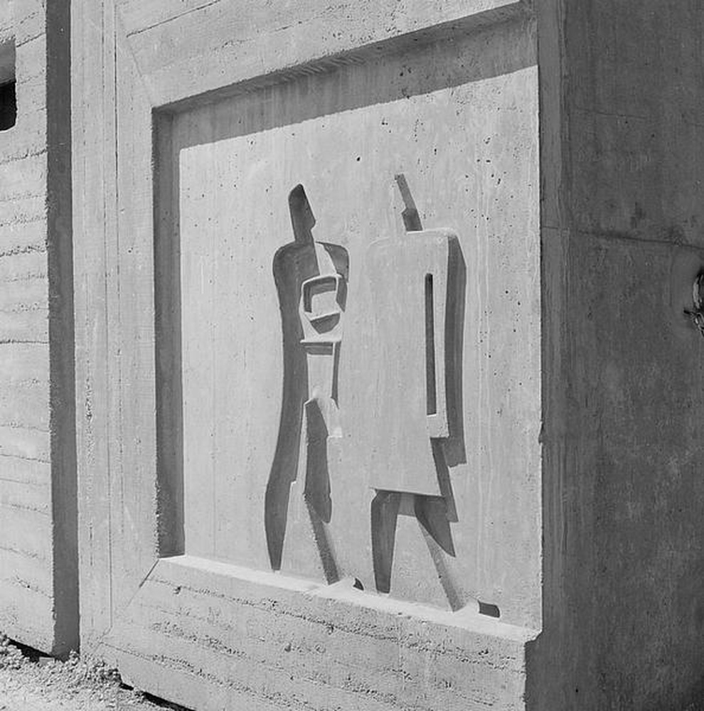 Firminy-vert : unité d'habitation Le Corbusier, bas-relief sur la façade Est du hall d'accueil, le couple