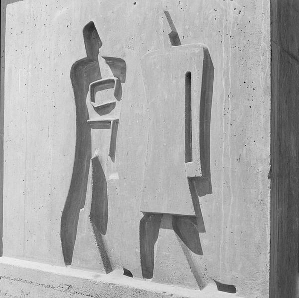Firminy-vert : unité d'habitation Le Corbusier, bas-relief sur la façade Est du hall d'accueil, le couple