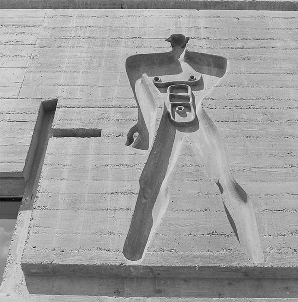 Firminy-vert : unité d'habitation Le Corbusier, bas-relief sur la façade Est du hall d'accueil, l'homme