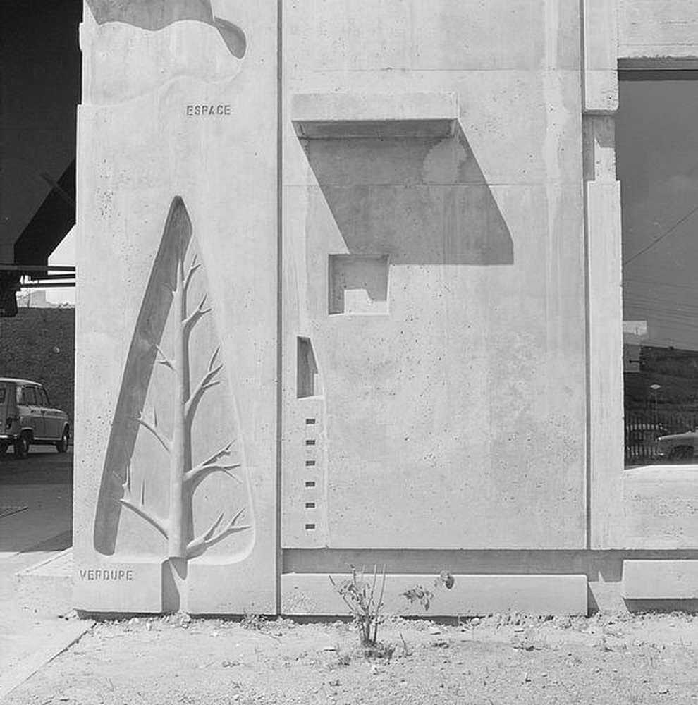 Firminy-vert : unité d'habitation Le Corbusier, bas-relief sur la façade Est du hall d'accueil, détail