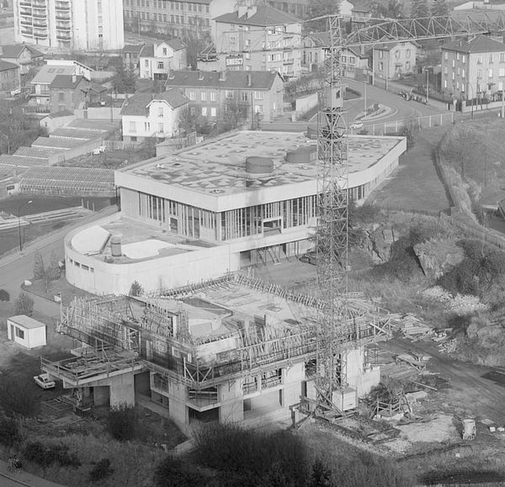 Firminy-vert : église Le Corbusier, en cours de construction et la Piscine (Wogenski)