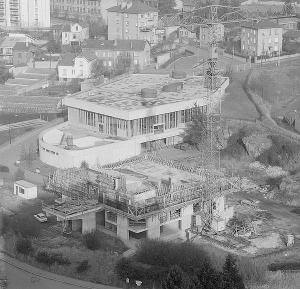 Firminy-vert : église Le Corbusier, en cours de construction et la Piscine (Wogenski)