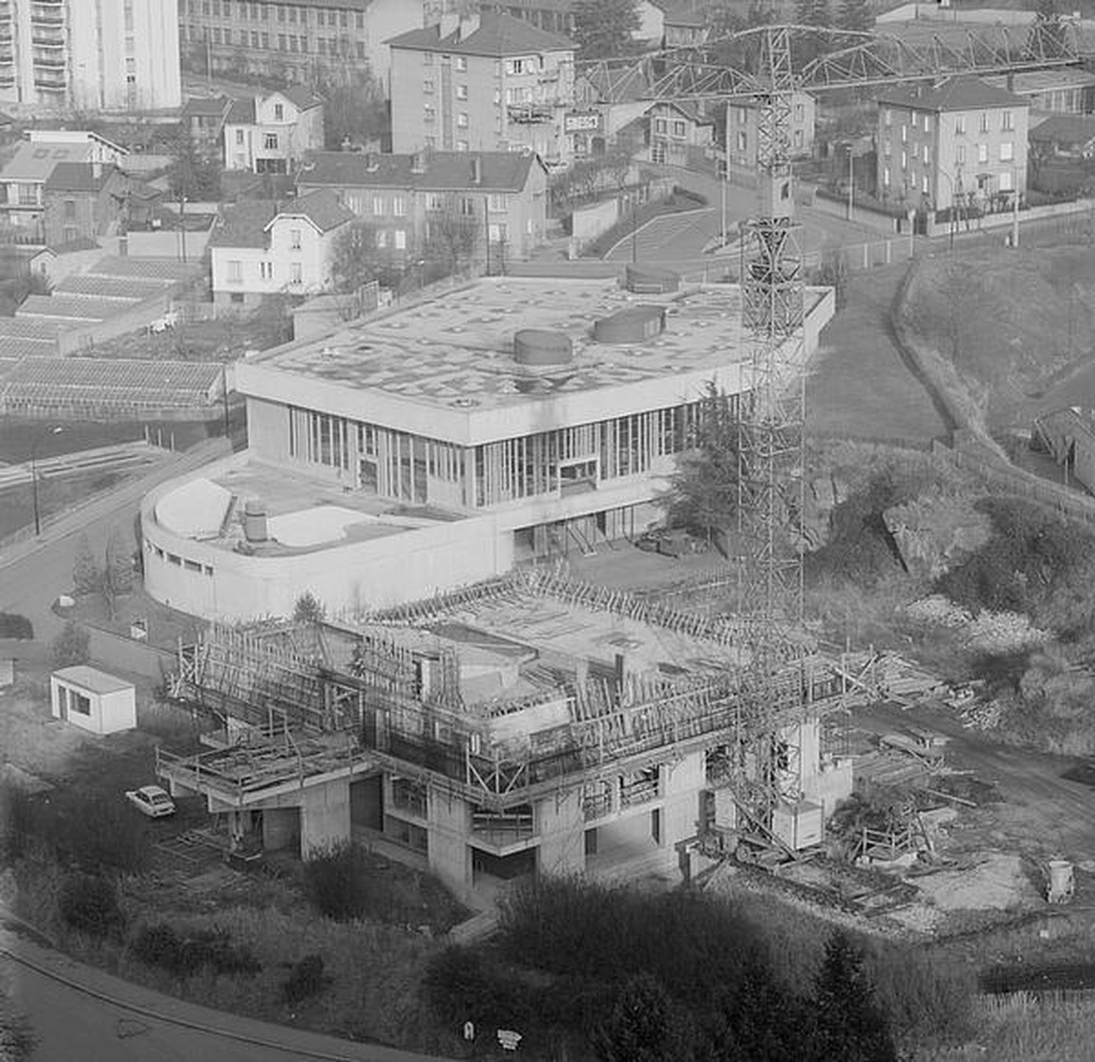 Firminy-vert : église Le Corbusier, en cours de construction et la Piscine (Wogenski)