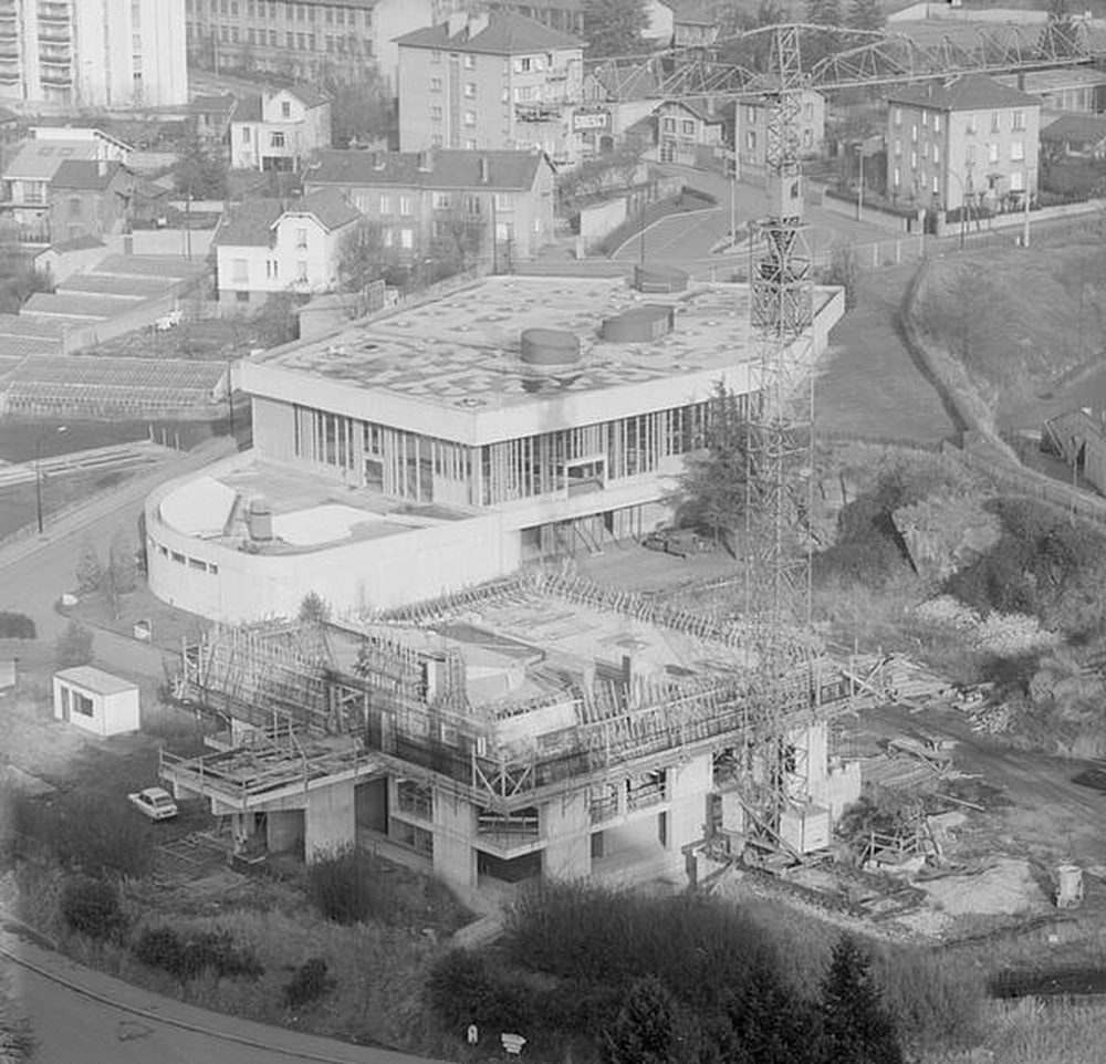 Firminy-vert : église Le Corbusier, en cours de construction et la Piscine (Wogenski)