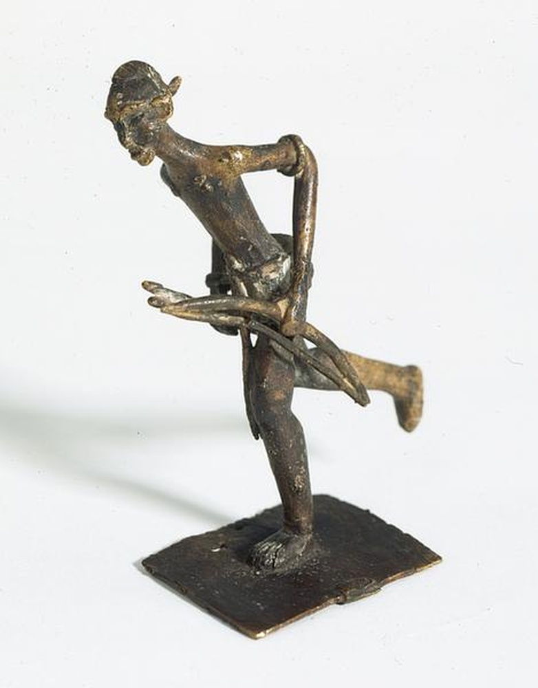 Chasseur courant et tenant un arc et des flèches