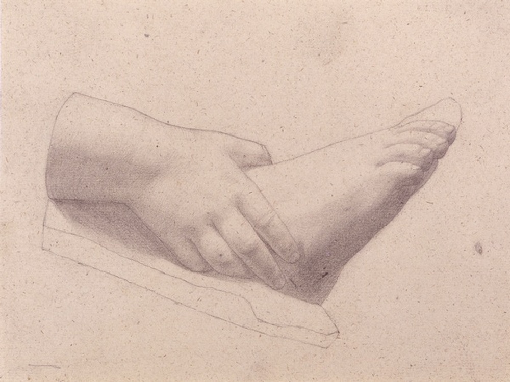 Main d'enfant tenant un pied