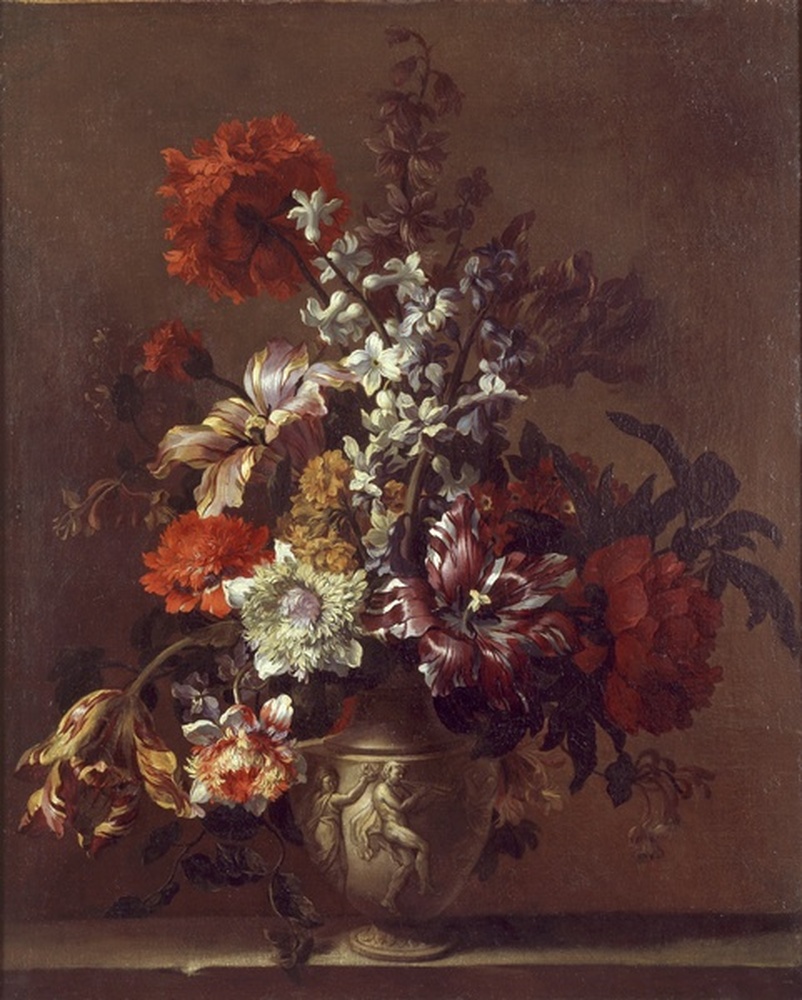 Fleurs dans une urne sculptée