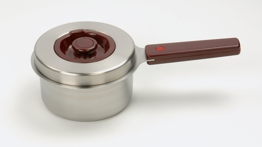 Gamme d'ustensiles (1 poêle, 1 sauteuse, 1 faitout, 2 cassereoles) et 6 accesoires culinaires (cuillere, fourchette à spaghettis, écumoire, fourchette, louche, 2003