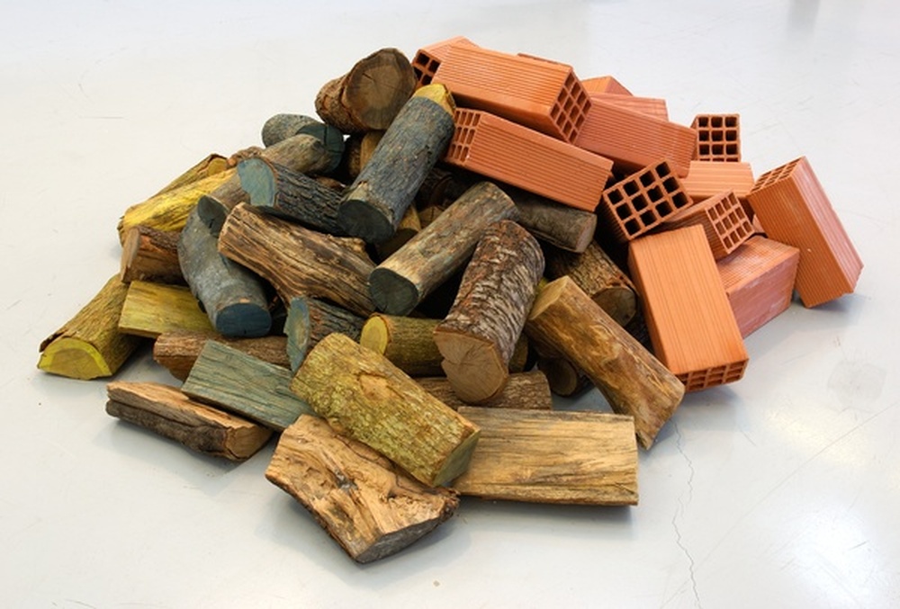 Tas de bûches et de briques