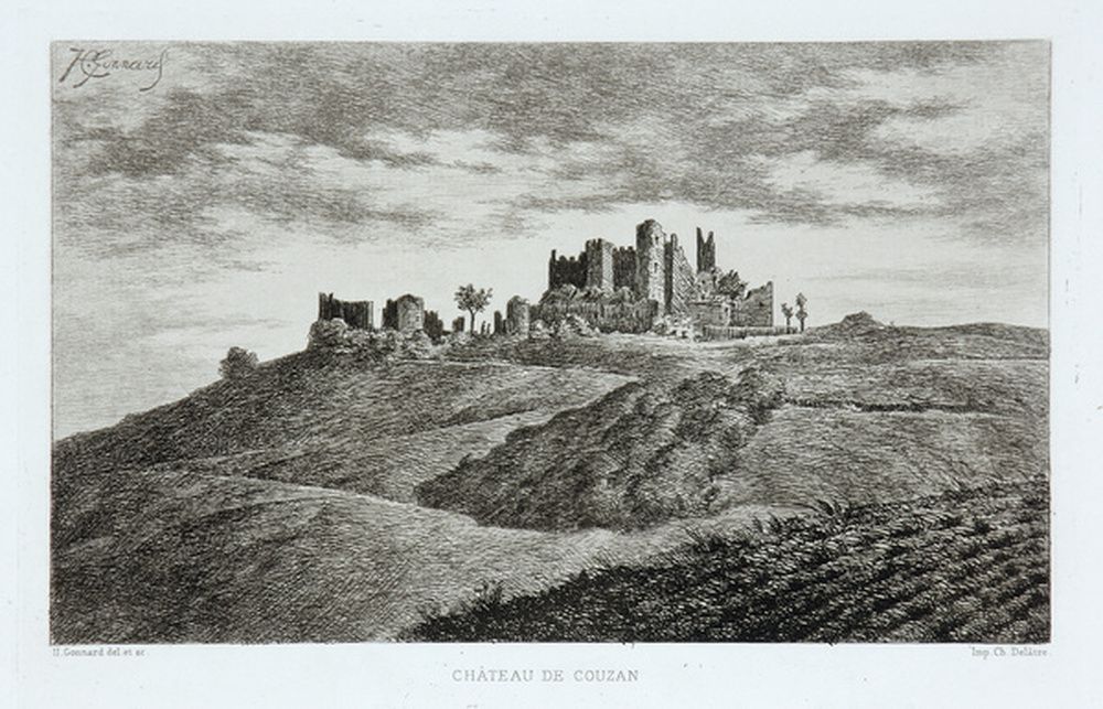 Vue lointaine du château de Couzan
