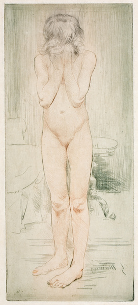 Petite fille debout nue, le visage caché dans les mains