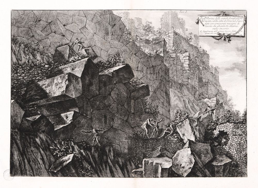 Ruines des anciennes fortifications de la colline de la ville de Cori dans le Latium