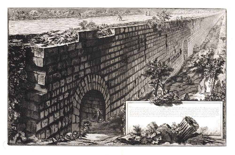 Substructure élevée pour renforcer la base de la colline