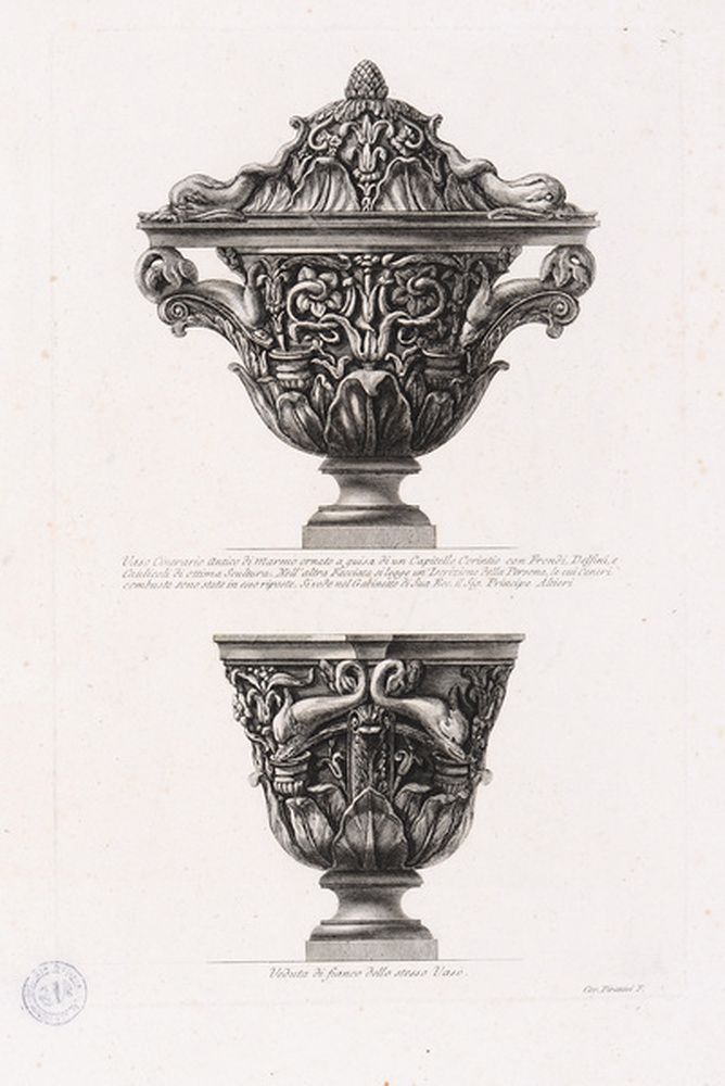 Deux lampes en bronze ; Deux vues d’un vase funéraireDeux vues d’un vase funéraire