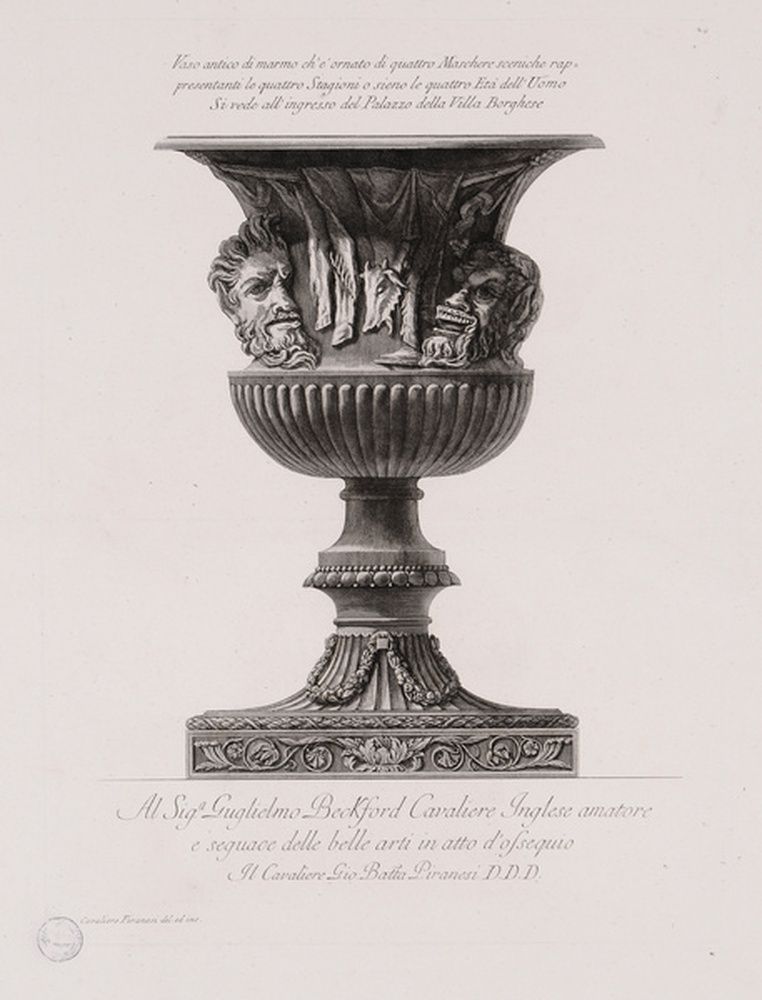 Vase antique en marbre orné de 4 masques