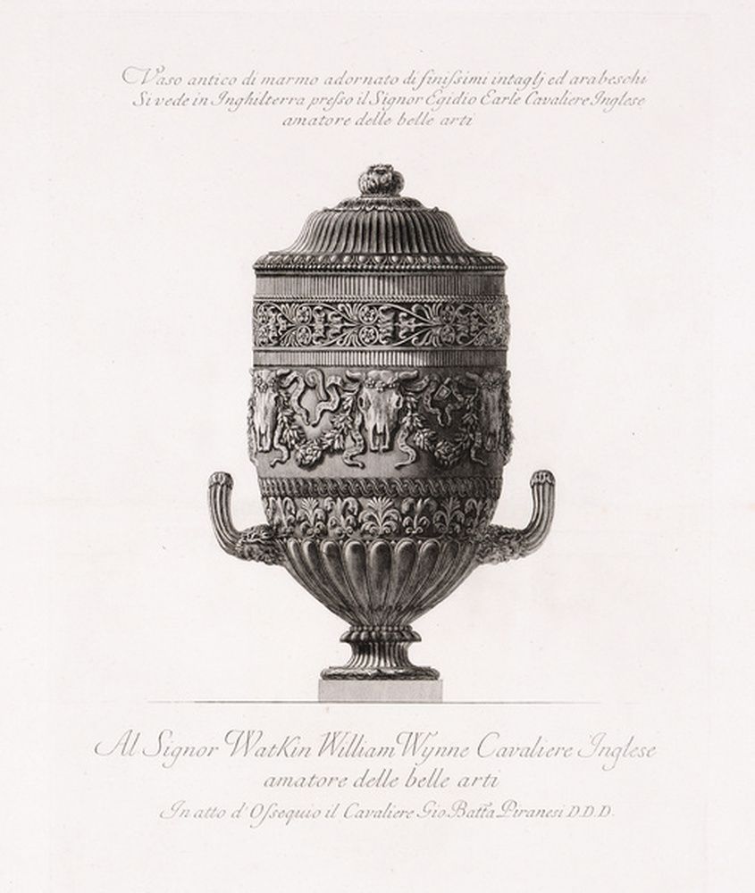 Vase en marbre orné d'une frise d'arabesque