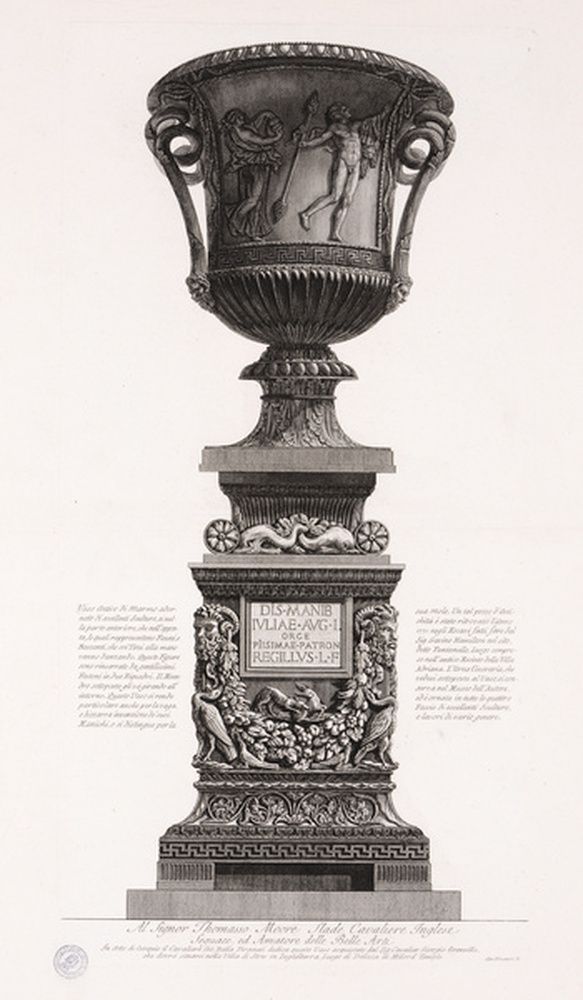 Vase antique en marbre orné d'une frise sculptée