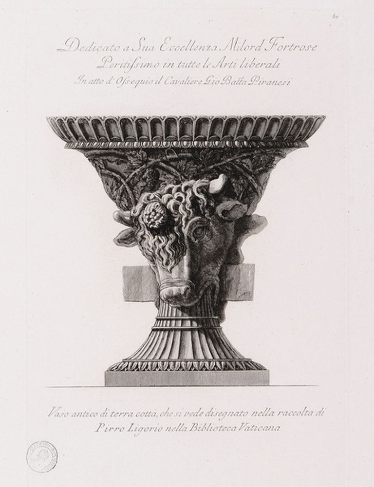 Vase décoré d’un bucrane soutenant des guilandes ; Vase antique en terre cuite