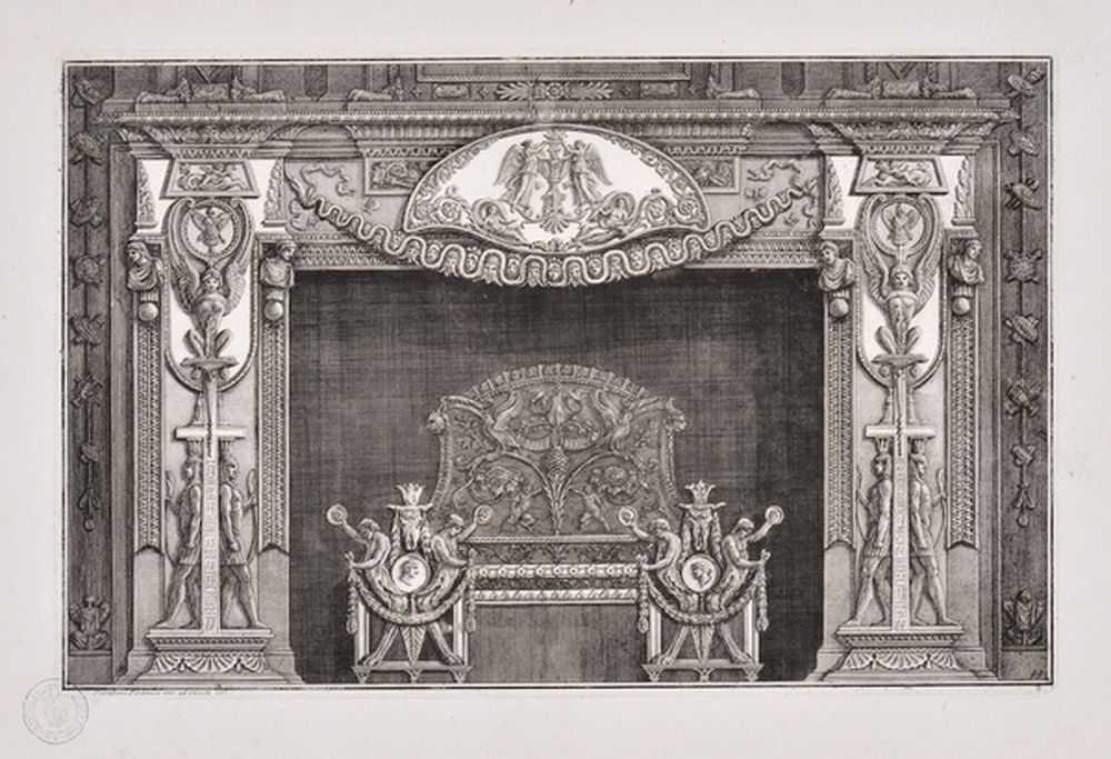 Cheminée décorée de masques dans un feston des serpents