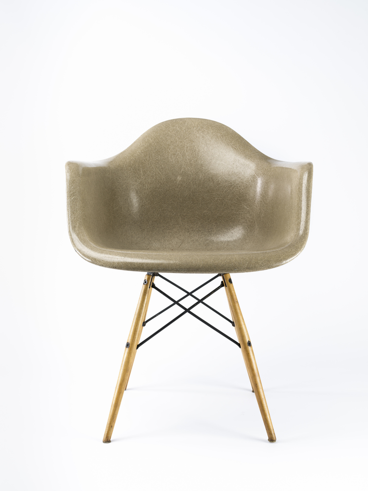 Fauteuil Plastic Armchair DAW (Dining Height Armchair Wooden Base)