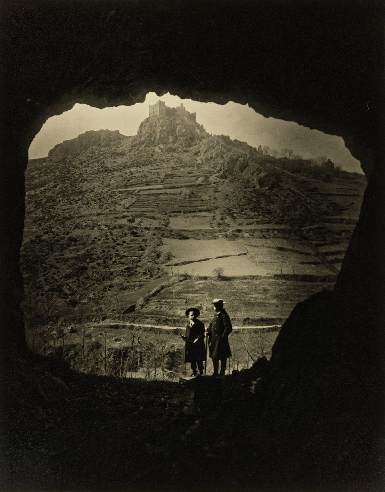 La Grotte aux fées ou le Château de Couzan, vue prise de l'intérieur de la grotte aux fées